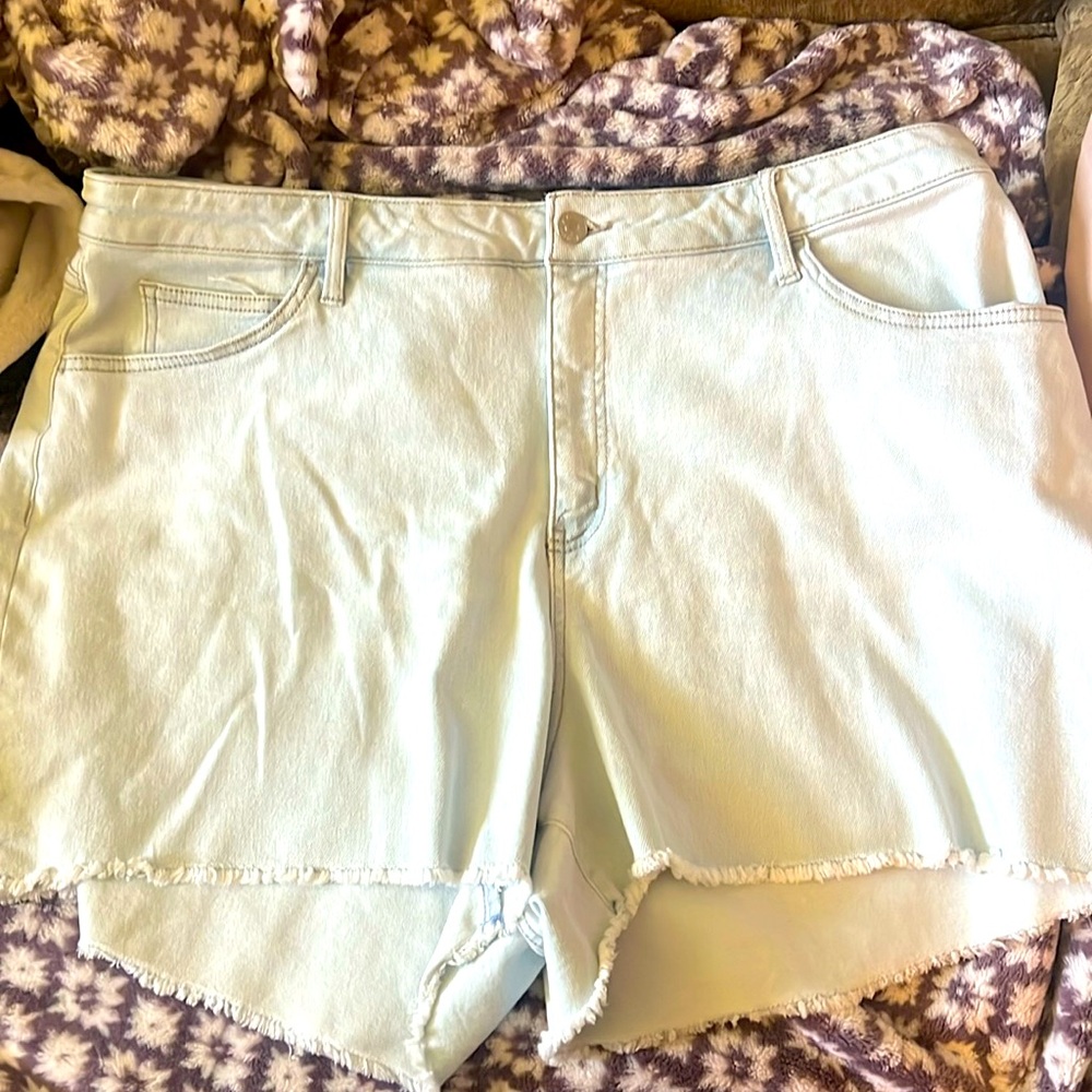 AVA & VIV plus size Denim shorts slim fit size 24